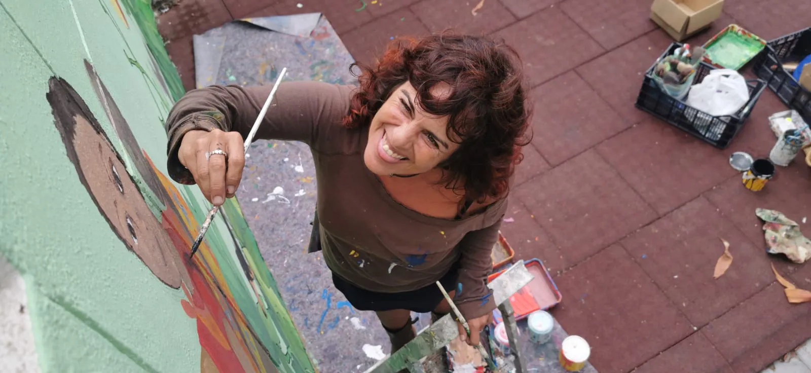 Carina Hernández Díaz pintando el mural
